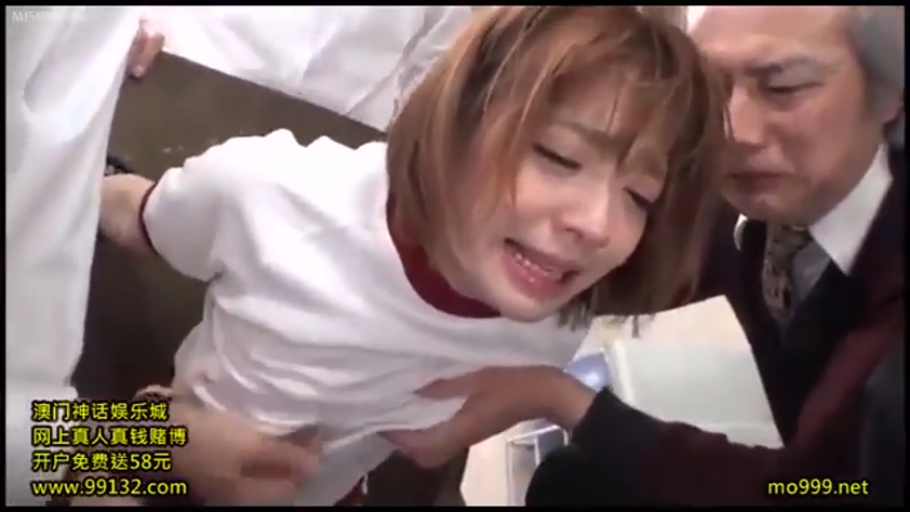 室内 · 面部特写 · 多人 · 体操服 · 哭泣 · 摸胸 · 被架起