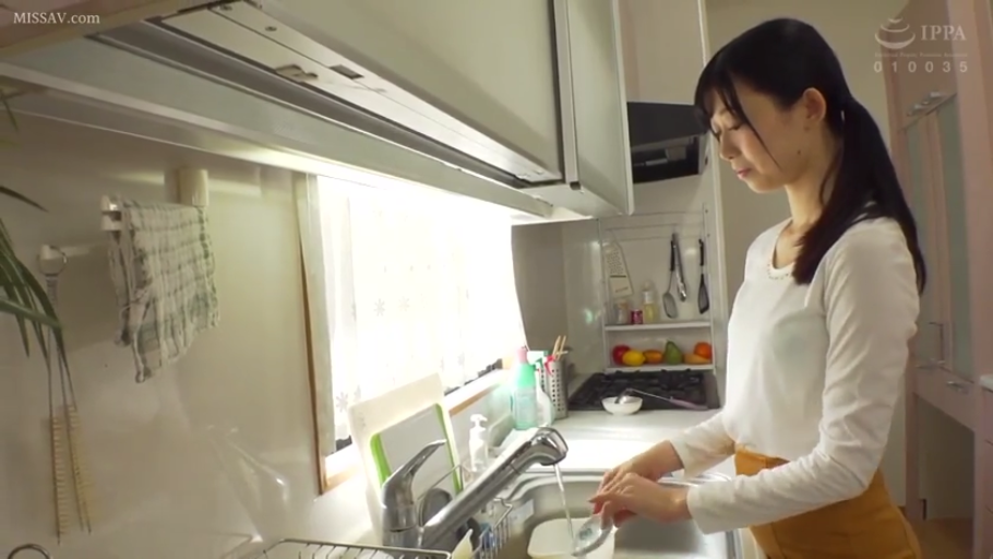 侧身 · 站姿 · 平静 · 人妻 · 厨房 · 洗碗 · 碗具 · 黄色裙子