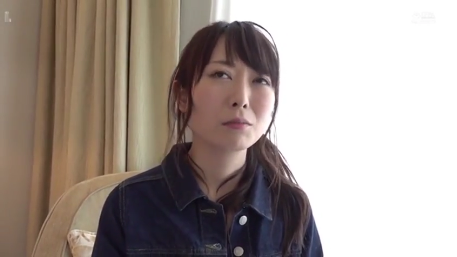 室内 · 坐姿 · 窗帘 · 长发 · 头部特写 · 牛仔外套 · 疑惑 · 斜视