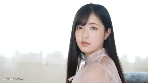 室内 · 顔のクローズアップ · 注视镜头 · 黑长直 · 温和 · 粉色透视褶边衫 · 侧身转头