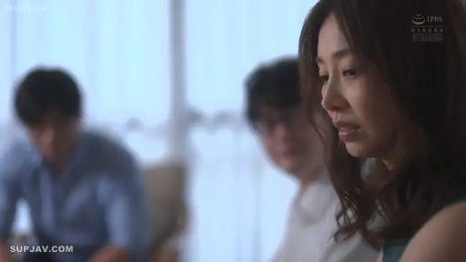 室内 · 座り姿勢 · 真剣 · 顔部のクローズアップ · 多人 · 常服 · 旁观