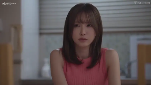 室内 · 坐姿 · 忧郁 · 中景 · 发呆 · 粉红背心