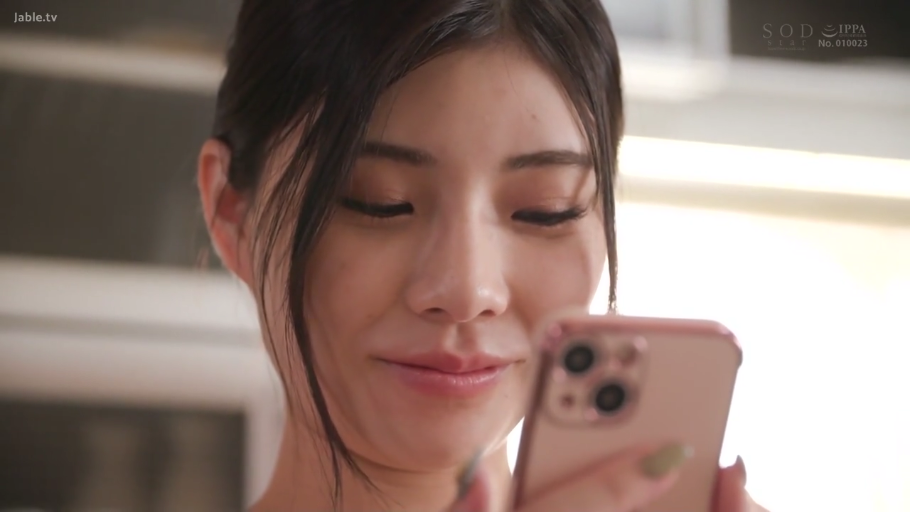 室内 · 低头 · 微笑 · 面部特写 · 看手机 · 手机 · 休闲服 · 日本女性