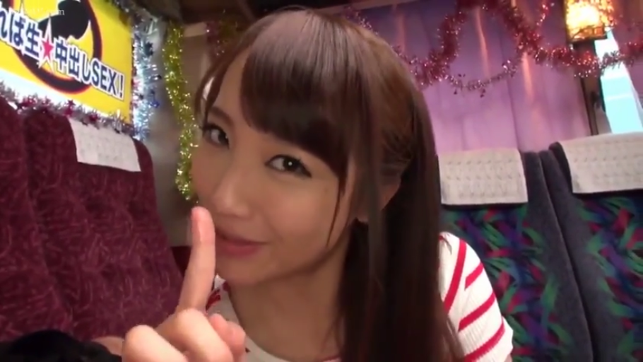 坐姿 · 面部特写 · 条纹T恤 · 诱惑表情 · 装饰物 · 巴士内 · 嘘手势 · 日语标牌