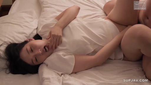 面部 · 卧室 · 愉悦 · 仰卧 · 指交 · 白色T恤