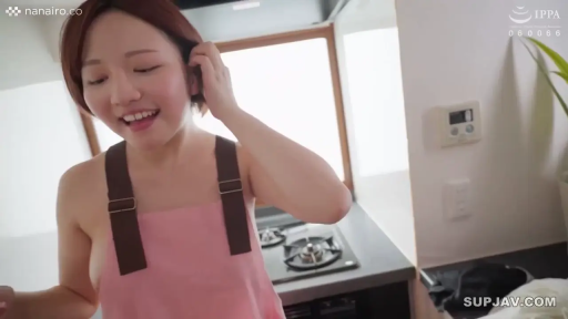 站立 · 微笑 · キッチン · 上半身特写 · 整理头发 · 裸体围裙