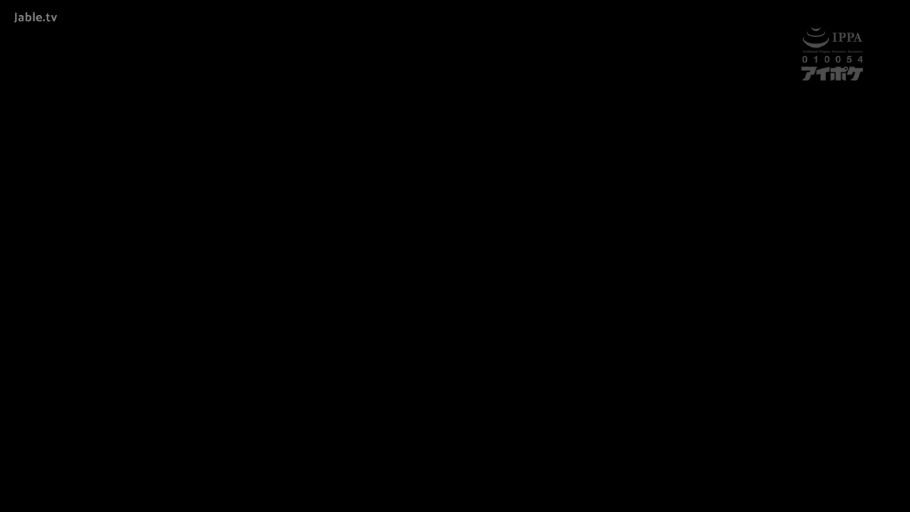 黑色背景 · 标志水印