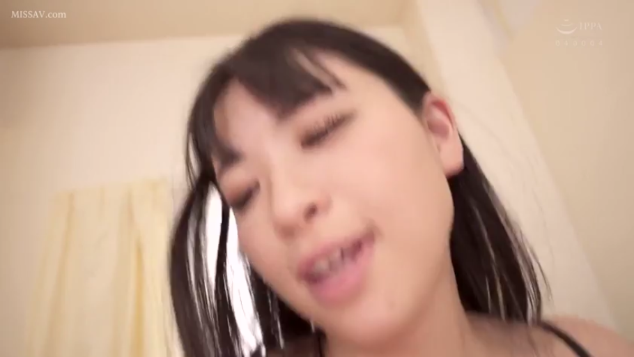 室内 · 俯身 · 脸部特写 · 吊带衫