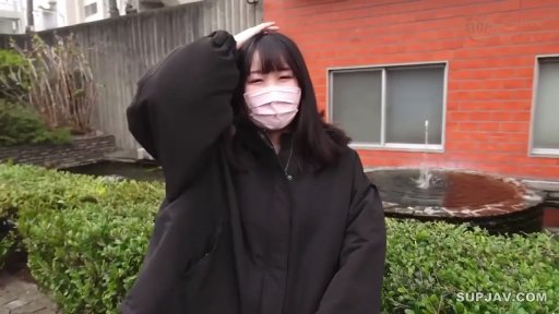 站立 · 半身 · 对视 · 户外 · 长发 · 口罩 · 眯眼 · 黑色大衣