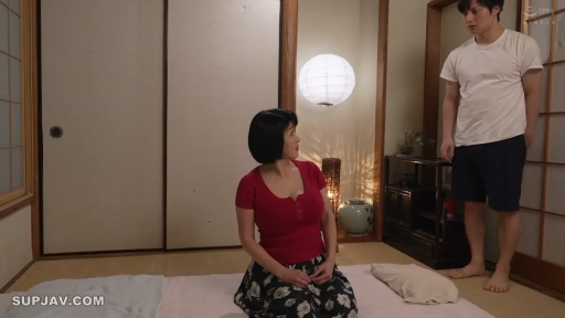 跪坐 · 和式灯具 · 中远景 · 碎花长裙 · 和室（日式房间） · 静止坐姿 · 平稳端庄 · 熟女气质