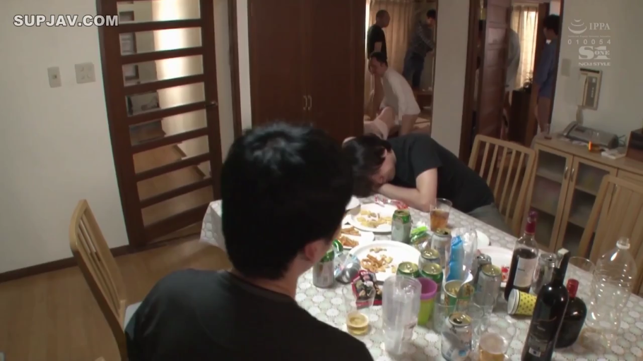 跪位 · 聚会 · 全景 · 客厅 · 啤酒罐 · 裸露下体 · 无表情