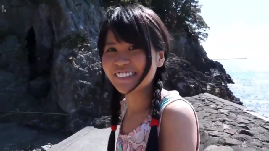 温柔 · 肩部以上特写 · 自然光 · 岩石堤岸 · 浅色印花无袖背心
