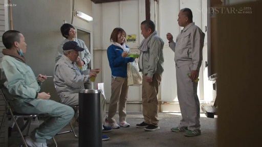 站立 · 全景 · 微笑 · 门口 · 工装 · 折りたたみ椅子 · 雑談 · 剧情题材