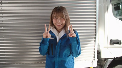 中景 · 蓝色工装 · 货车旁