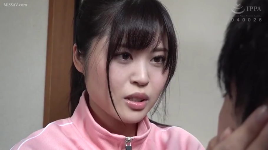 室内 · 脸部特写 · 粉色运动服