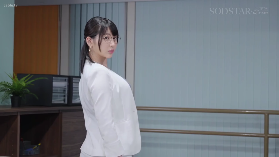 办公室 · 半身 · 白色西装 · 侧身回头