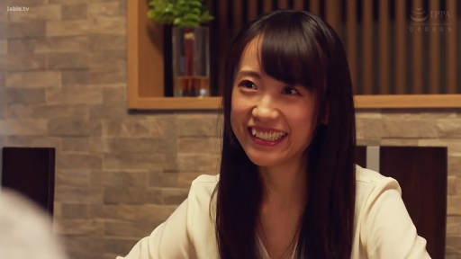 室内 · 坐姿 · 脸部特写 · 白色上衣