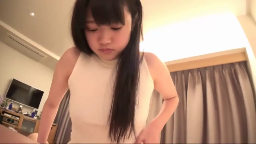 坐姿 · 全身 · 低头 · 卧室 · 白色背心 · 裸露 · 日本AV · 电视机