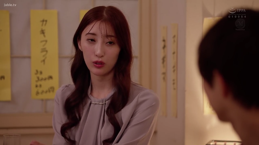 坐姿 · 交谈 · 自然 · 头部特写 · 紫色雪纺衫 · 居酒屋 · 墙面菜单 · 侧影