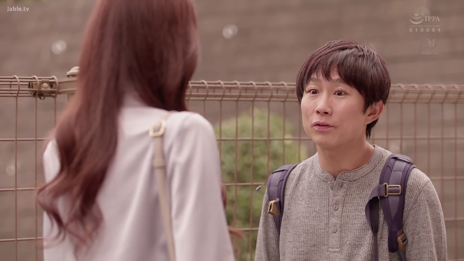 Conversation · 侧颜 · Stand · Medium shot · Smile · Outdoor · One-shoulder bag · 浅灰色蝴蝶结衬衫