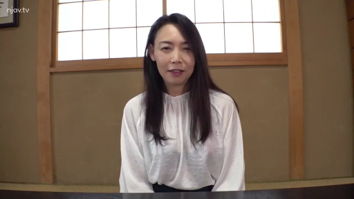 坐姿 · 和室 · 面对镜头 · 自然 · 半身 · 桌子 · 熟女 · 白色长袖衬衫