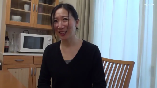 Sitting Posture · Smile · 面部特写 · Kitchen · 微波炉 · 居家生活 · 说话交流 · 黑色V领毛衣