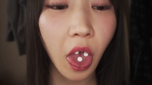 室内 · 特写 · 正面 · 嘴部特写 · 未知 · 伸舌 · 木然 · 药丸