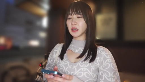 站姿 · 街道 · 看手机 · 手机 · 上半身 · 忧虑 · 时尚女装