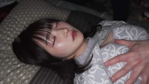 室内 · 闭眼 · 抚摸胸部 · POV视角 · 是 · 被褥 · 平躺 · 灰色居家服