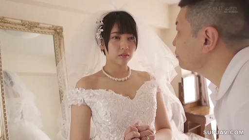 单人 · 全身 · 甜美 · 卧室 · 展示 · 床 · 盘腿坐 · 透视装