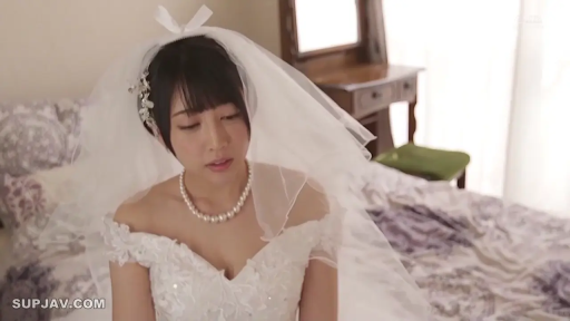 白色露肩婚纱