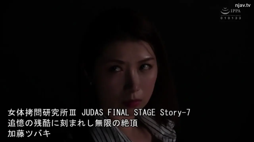 严肃 · 脸部特写 · 条纹衬衫 · 注视 · 黑暗室内 · 成人电影 · 正面姿势