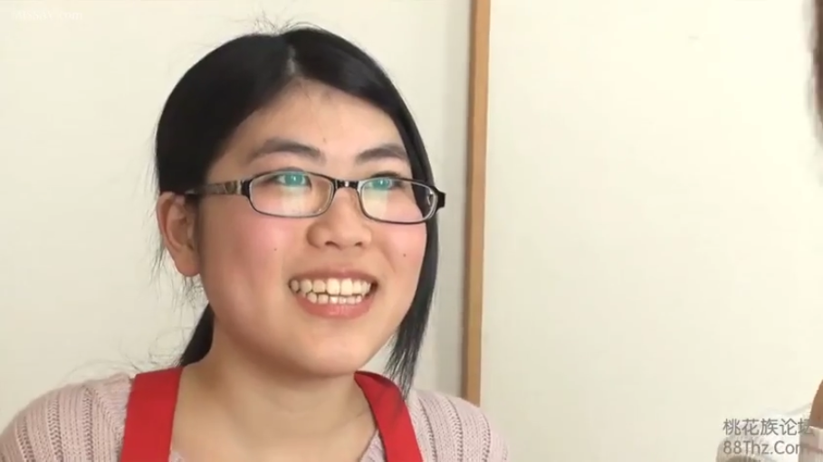 坐姿 · 严肃 · 卧室 · 床 · 交流 · 水印 · 日常服饰