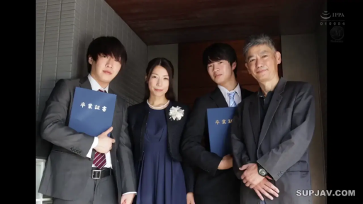 中景 · 自然 · 领带 · 住宅门口 · 并排站立 · 毕业证书 · 拍照留念