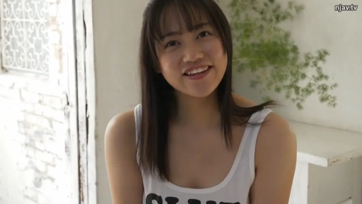 室内 · 坐姿 · 脸部 · 微笑 · 面对镜头 · 白色背心 · 水印 · 植物