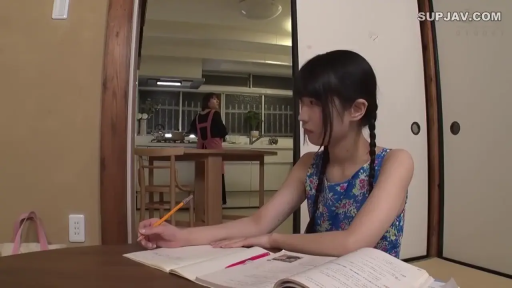 室内 · 坐姿 · 中景 · 自然 · 居家 · 书本 · 学习 · 蓝色碎花背心