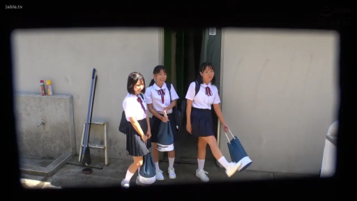 校服 · 站立 · 微笑 · 手提包 · 户外 · 三人 · 合影