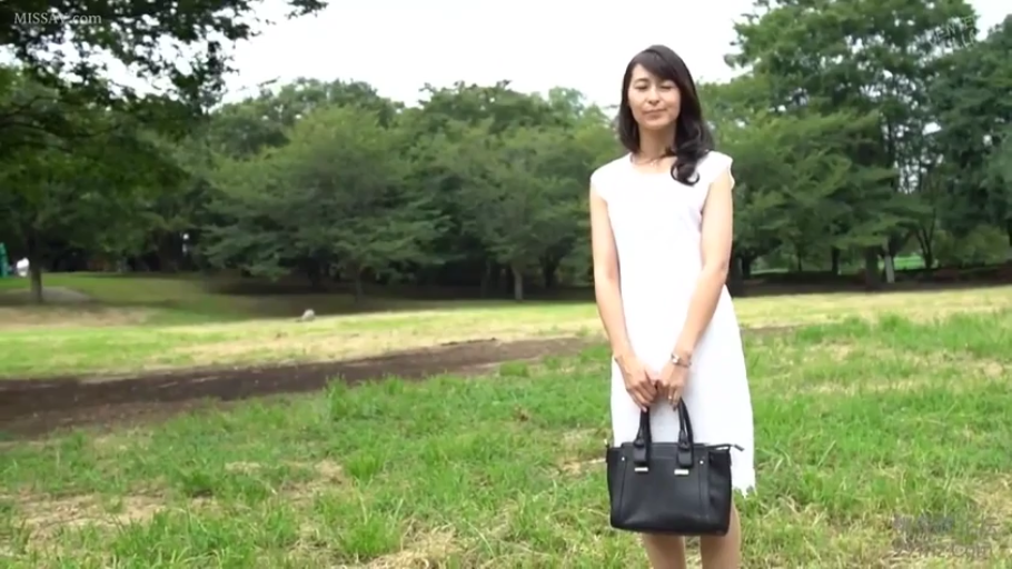 坐姿 · 护士服 · 制服 · 对视 · 清纯 · 正面中景 · 医务室 · 医疗器械