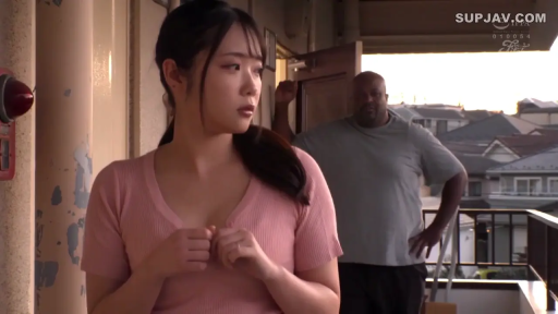 忧郁 · 站立 · 中景 · 走廊 · 行走 · 亚洲人 · 门 · 粉色连衣裙