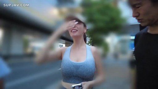 巨乳 · 中景 · 站姿 · 访谈 · 大笑 · 摄像机 · 运动装 · 街头