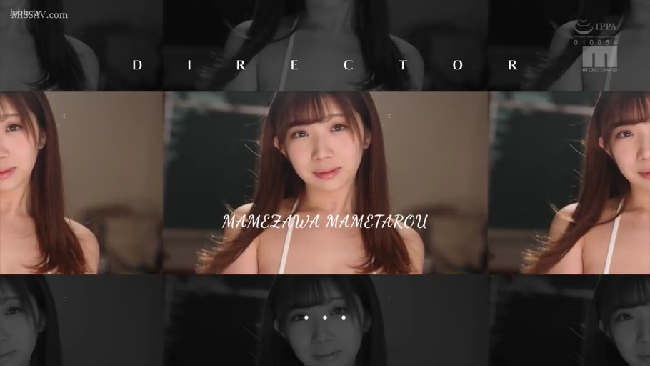 室内 · 微笑 · 凝视 · 长发 · 正面 · 白色比基尼 · 半身照