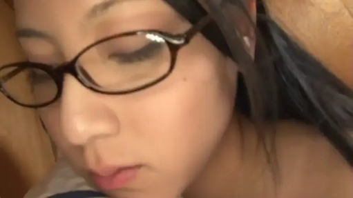 室内 · 校服 · 脸部特写 · 侧卧