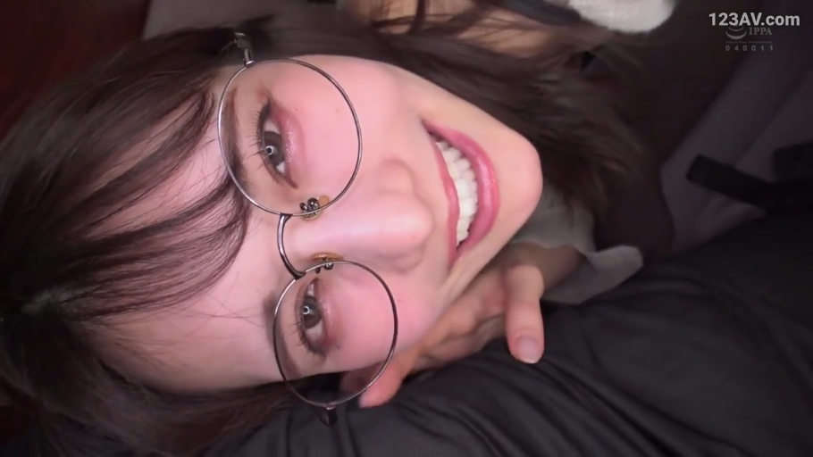 室内 · 俯身 · 脸部特写 · 微笑 · 注视 · 长发 · 黑色上衣 · 圆框眼镜