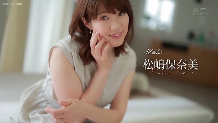 室内 · 坐姿 · 面部 · 浅色无袖上衣