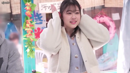 室内 · 中景 · 举手 · 白色毛绒外套