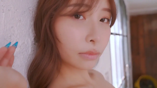 室内 · 面部特写 · 注视 · 靠墙 · 清冷 · 肩部裸露 · 艺术