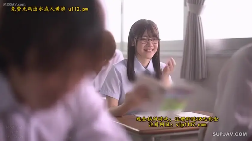 坐姿 · 交谈 · 校服 · 教室 · 眼镜 · 中景 · 笑容 · 女学生