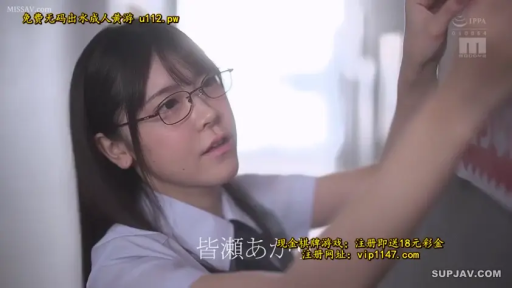 室内 · 眼镜 · 脸部 · 眼镜 · 靠墙 · 微张嘴 · 清纯风 · 抬头注视