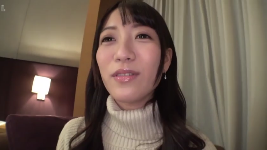 室内 · 脸部 · 平静 · 台灯 · 高领毛衣 · 亚洲人 · 正面 · 看镜头