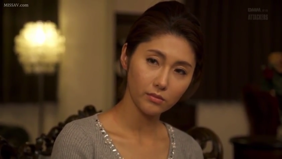 室内 · 坐姿 · 忧郁 · 脸部特写 · 台灯 · 注视 · 灰色针织衫 · 成熟女性